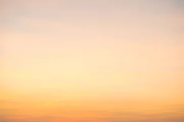 Foto auf Acrylglas Wunderschöne Wolkenlandschaft mit orangefarbenem Himmel und flauschigen Wolken bei Sonnenuntergang © Pavlo Vakhrushev
