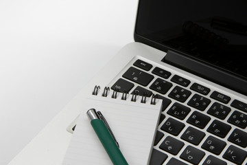 ノートパソコンとペンとメモ帳