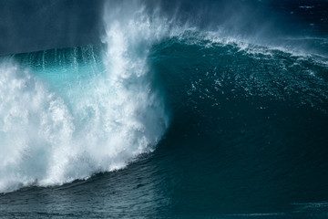 Powerfull wave of the Banzai Pipeline surf spot located on the North Shore of Oahu, Hawaii