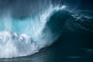 Powerfull wave of the Banzai Pipeline surf spot located on the North Shore of Oahu, Hawaii