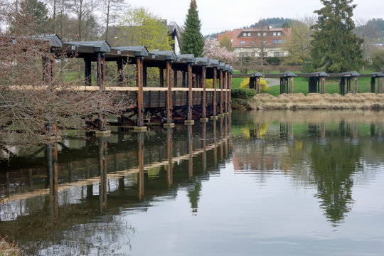 holzbr&uuml;cke im kurpark von weiskirchen