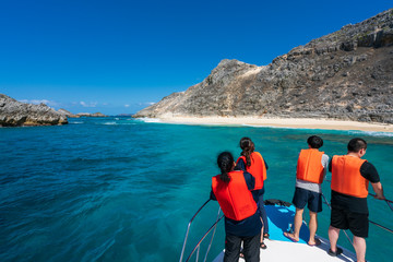 ジニービーチを走る観光船