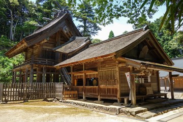 Fototapeta na wymiar 島根県松江市にある神魂神社の拝殿と国宝本殿を斜め前から