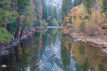 Fototapeta na wymiar autumn in yosemite valley, california