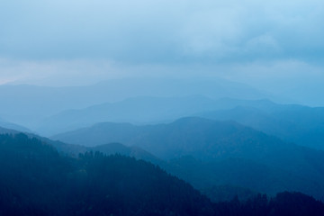 静かな朝の山の風景