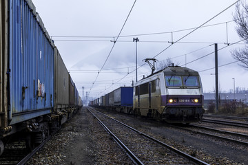 Fototapeta na wymiar Train de marchandise en Savoie
