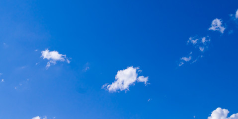 Fototapeta na wymiar Blue sky with white fluffy clouds