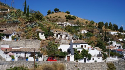 Fototapeta na wymiar （グラナダ・サクロモンテ）洞窟住居のある町並み