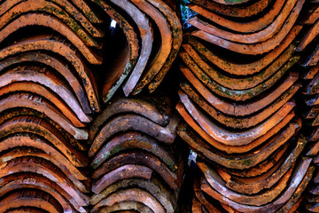 Vecchie tegole accatastate