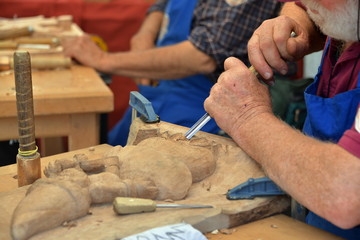 un artigiano del legno mentre lavora