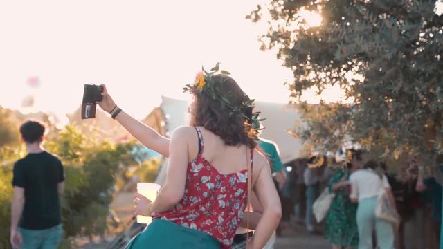 Femmes prennent une photo selfie &eacute;t&eacute;