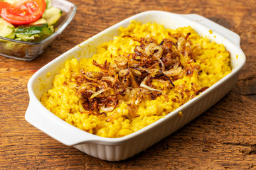 Schwäbische Kaesspätzle auf Holz