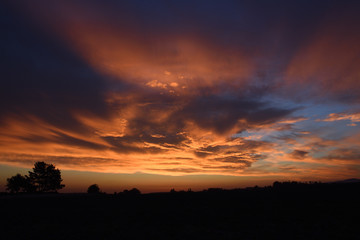 Fototapeta premium Dramatik am Himmel bei Sonnenaufgang. 