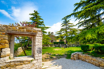 Buje, Kroatien, Altstadtszene Johanneskapelle und Friedhof