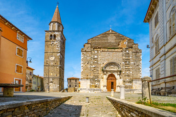 Fototapeta na wymiar Buje, Kroatien, Altstadtszene mit Kirche Heiliger Servul und Palast