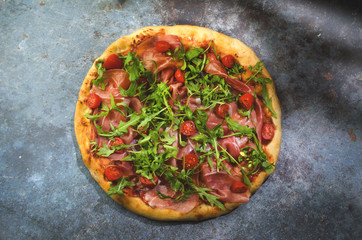 Pizza prosciutto di Parma with rucola