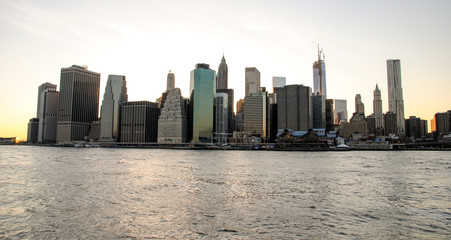 Naklejka premium Skyline Manhattanu o zachodzie słońca, zamknięty na noc. Ładny widok od Brooklynu