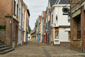 Fototapeta na wymiar Schmale Straße in Altstadt von Amiens, Frankreich