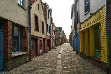 Fototapeta na wymiar Leere Straße in Altstadt von Amiens, Frankreich