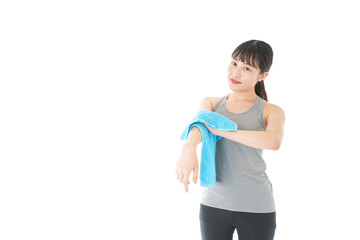 ランニングをする若い女性