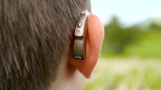 enfant avec un appareil auditif