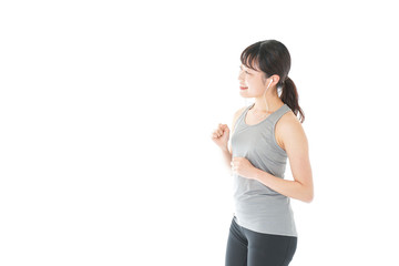 ランニングをする若い女性