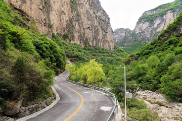 The road in the middle of the valley