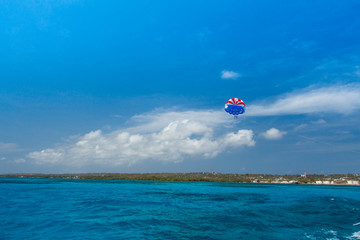 Parasailing no mar do caribe na ilha de San Andres