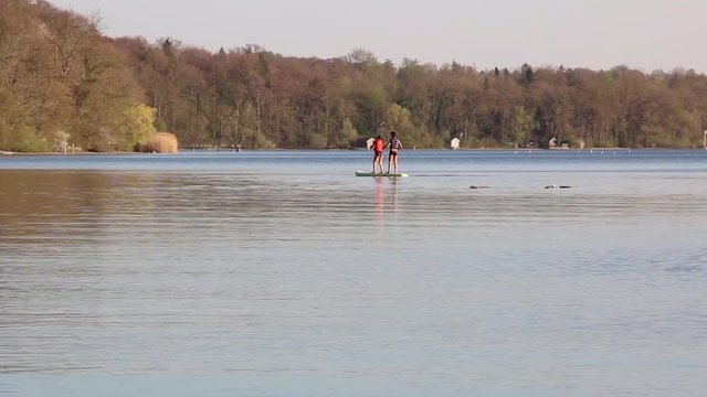 Kinder beim Stehpaddeln am Ammersee in Bayern Deutschland