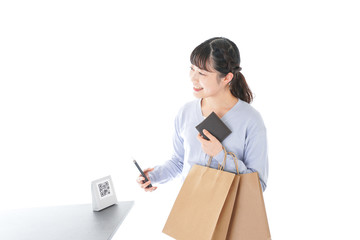 QRコード決済をする若い女性