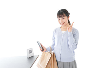 QRコード決済をする若い女性
