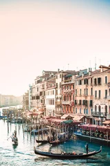 Fotobehang Venice, Italië - 21 December 2017: Uitzicht op water straat en oude gebouwen in Venetië, Italië © ilolab