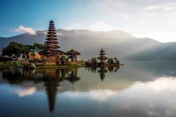 Papier Peint photo Lavable Bali Bali, Indonésie, Ulun Danu Beratan Temple au lever du soleil