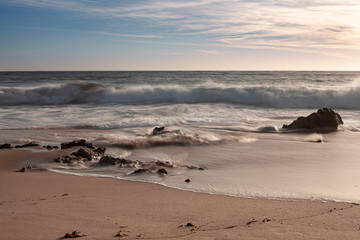 Rochas na rebentação das ondas, no areal da praia, na “Praia da Ilha” em Porto Covo (Costa Vicentina), Alentejo, Portugal, Europa.