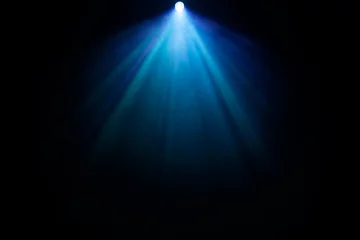 Poster blauer Scheinwerferprojektor am oberen glänzenden Strahl für Wissen und Bildung futuristisches Konzept auf abstrakter Rauchtextur. glühende Vorführung für Kinematographie und filmische Multimediaproduktion. © Rattanachai