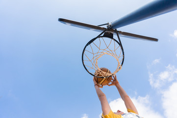 Slam dunk in street basketball © Sergio León