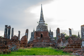 Obraz premium Ancient pagoda history of Wat Prasrisanpet in Ayutthaya historical park,Thailand. it is very popular with tourists and foreigners
