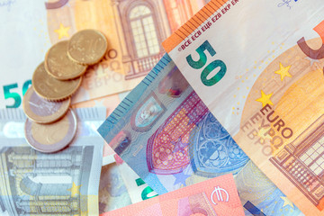 Ein Haufen Bargeld aus EURO-Geldscheinen und EURO-Münzen als Bezahlung oder Gewinn