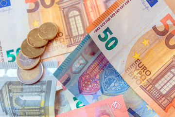 Ein Haufen Bargeld aus EURO-Geldscheinen und EURO-Münzen als Bezahlung oder Gewinn