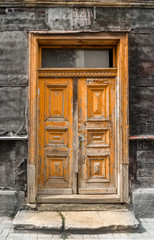 Fototapeta na wymiar Old wooden door in grunge wall.