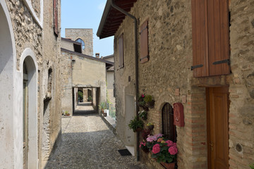 Fototapeta na wymiar Historical italian little village Padenghe Garda lake