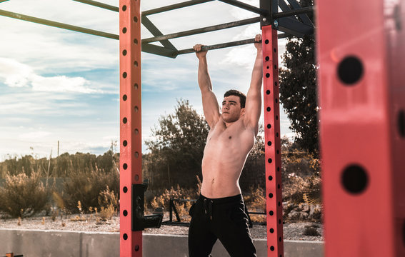 Young fitness man doing chin-ups