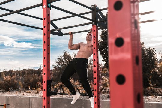 Young fitness man doing chin-ups