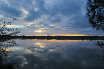 couch&eacute; de soleil sur un lac