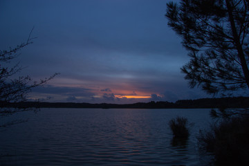 couch&eacute; de soleil sur un lac