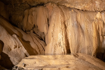 Beeindruckende  Fels- und Kalkformationen in der Tropfsteinhöhle von Trabuc