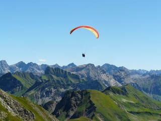 Gleitschirmflieger in den Alpen
