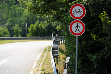 Auffahrt auf Bundesstra&szlig;e und Verkehrsschilder Verbot f&uuml;r Radverkehr und Verbot f&uuml;r Fu&szlig;g&auml;nger - Stockfoto