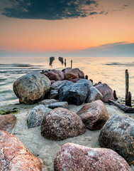 Plakaty  Wschód słońca w pobliżu starej wioski rybackiej, Morze Bałtyckie