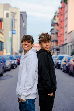 Fototapeta Two best friends, posing in the middle of the street in Milan. 